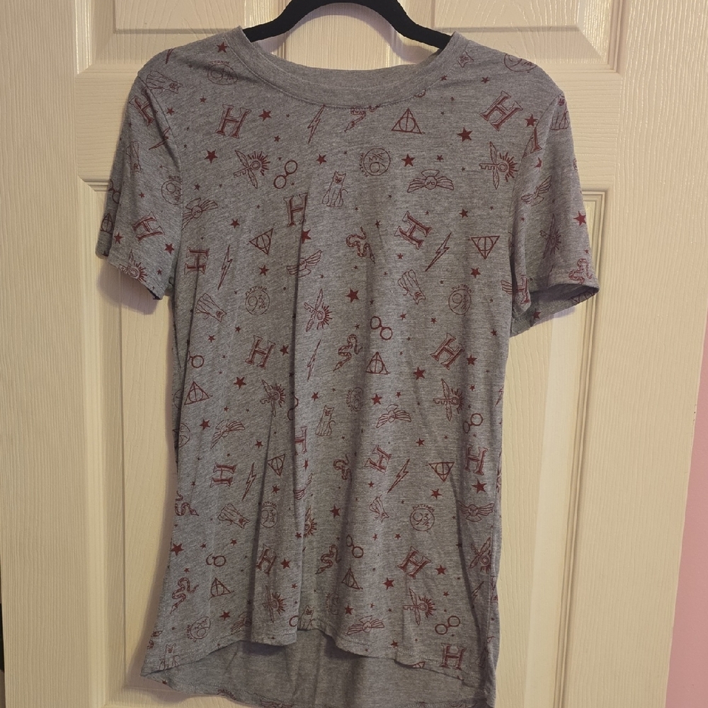 Gray Short Sleeve Tee with‎ Red Accents